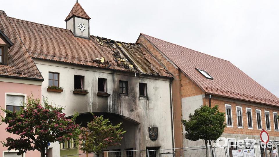 Ein Mann ist in Hahnbach in seinem Auto verbrannt. Er war mit seinem Wagen gegen das Obere Tor gestoßen, das Auto ging sofort in Flammen auf. Weil das Gebäude beschädigt wurde, ist die B14 derzeit gesperrt. Bild: Petra Hartl