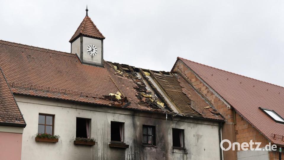 Ein Mann ist in Hahnbach in seinem Auto verbrannt. Er war mit seinem Wagen gegen das Obere Tor gestoßen, das Auto ging sofort in Flammen auf. Weil das Gebäude beschädigt wurde, ist die B14 derzeit gesperrt. Bild: Petra Hartl