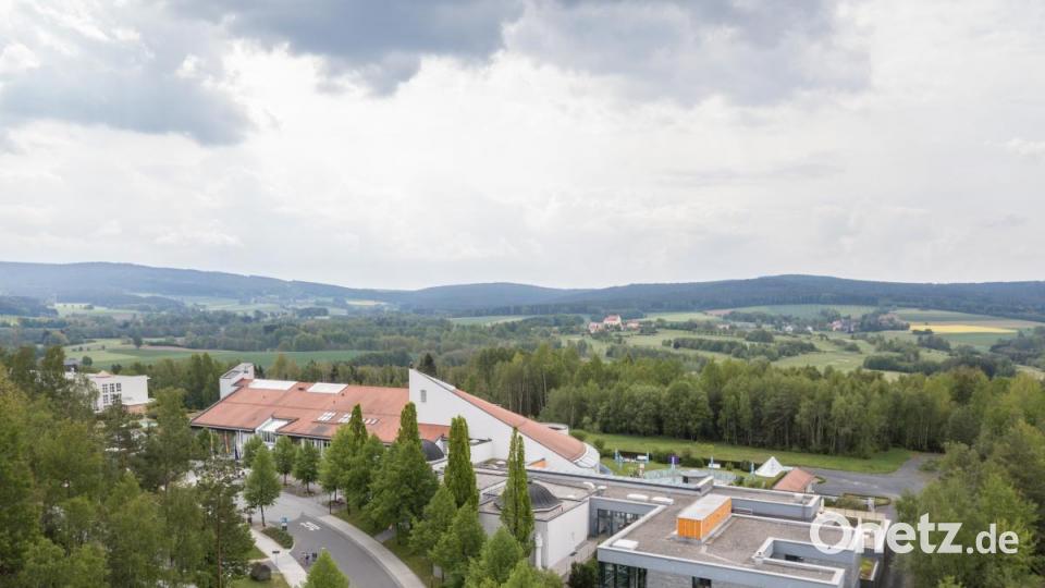Das Sibyllenbad mit der medizinischen Abteilung, dem orientalischen Badetempel, der Badelandschaft und Wellnesslandschaft lockt im Schnitt täglich rund 850 Besucher an. Im Hintergrund ist die Kleine Kappl zu sehen. Bild: dtr