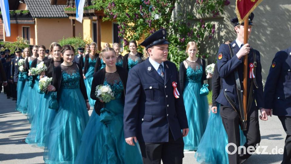 Die Festdamen des Jubelvereins setzten dem Fest die Krone auf. Bild: bnr