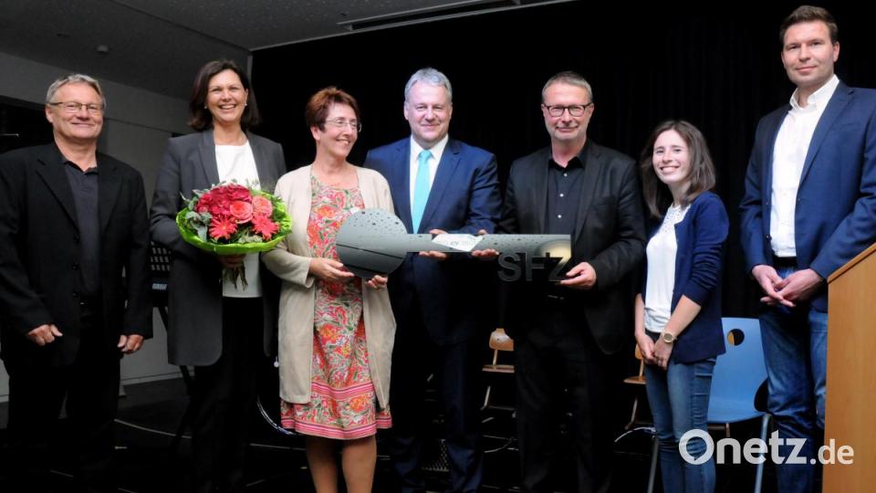 Freude herrscht bei der Schlüsselübergabe: Von links Hubert Saradeth (Gebäudemanagement), Landtagspräsidentin Ilse Aigner, Schulleiterin Gisela Lehnerer, Landrat Richard Reisinger, Architekt Alfred Popp, Maria Mader und Thomas Raithel (Gebäudemanagement). Bild: Stephan Huber