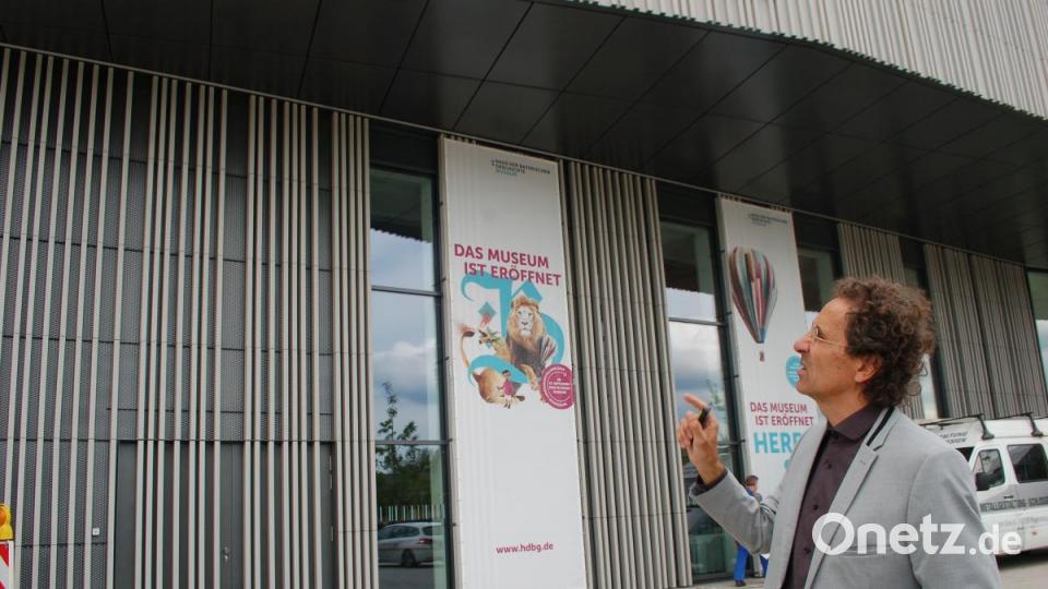 Architekt Stefan Traxler weiß, dass die Fassadengestaltung des Museums umstritten ist. Die grauen Keramikstäbe seien das Ergebnis langer Überlegungen, erklärt er. Bild: Hanna Gibbs