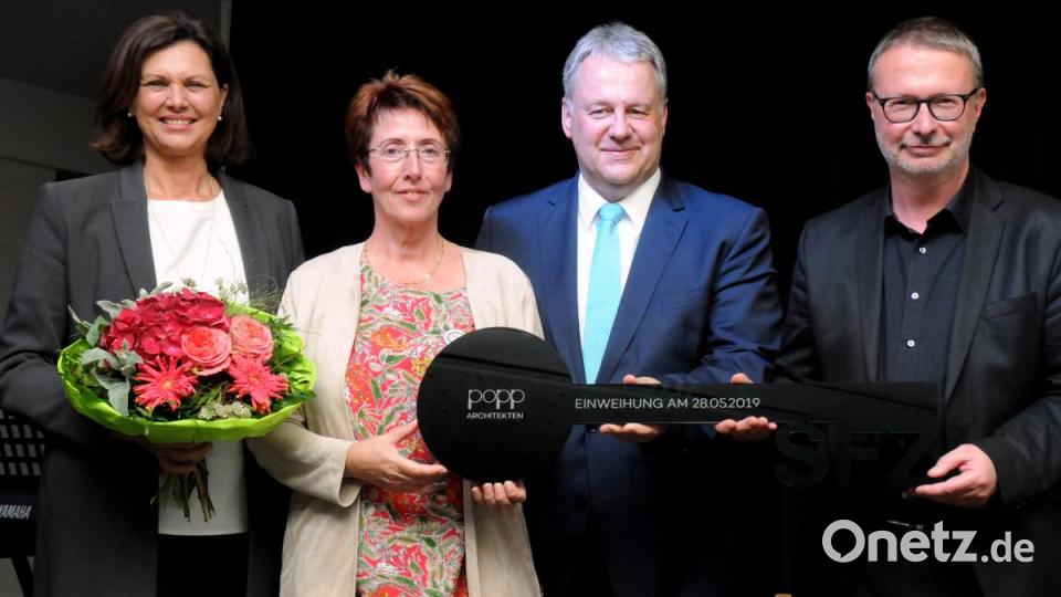Einweihung Sonderpädagogisches Förderzentrum in Sulzbach-Rosenberg - Schlüsselübergabe Bild: Stephan Huber