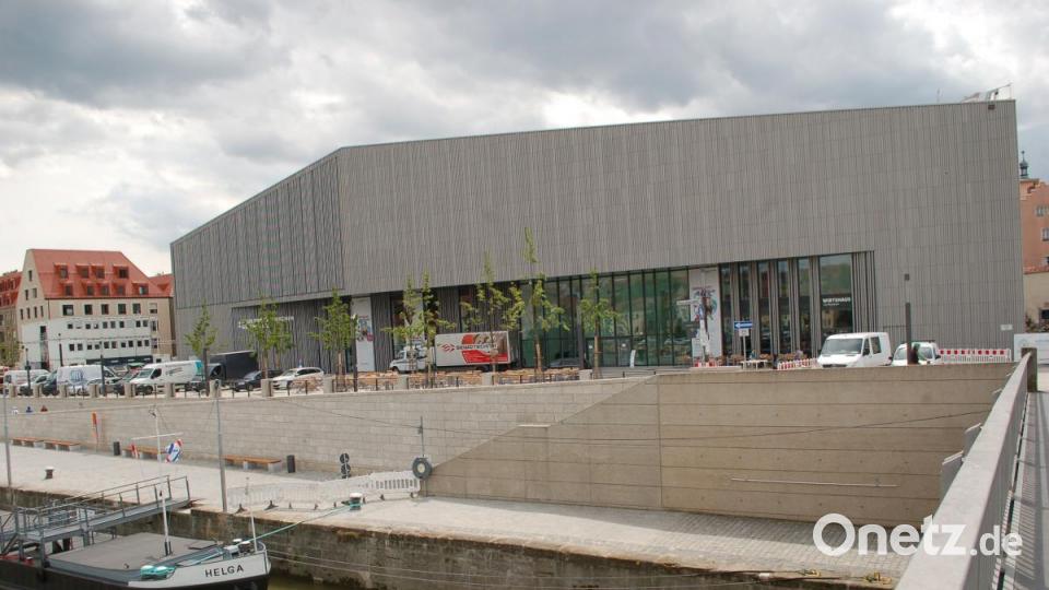 Mittlerweile stehen Tische und Bäume vor dem Museum der Bayerischen Geschichte am Regensburger Donauufer. Bild: Hanna Gibbs