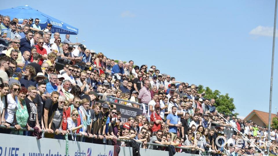 Über 1600 Zuschauer wollten das Relegationsspiel in Gebenbach sehen.
Bild: Ziegler Bild: zg