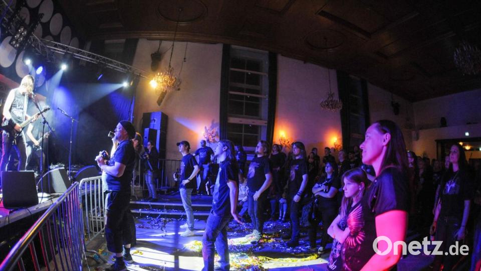 Tina Fiedler mit ihrer Tochter beim Auftritt von BlacKNetiC vor der Bühne. Bild: brü