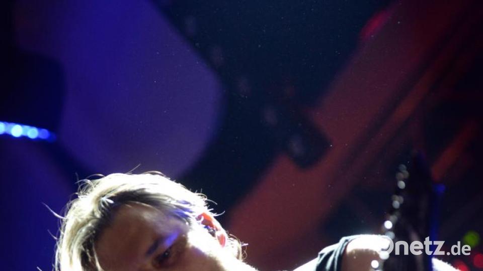 Peter Sowade von BlacKNetiC auf der Bühne im Casino-Saal. Bild: brü