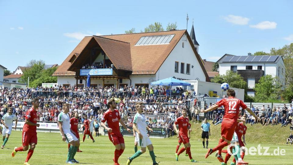 Die Rosenheimer Abwehr klärt eine Flanke in den Strafraum. Bild: zg