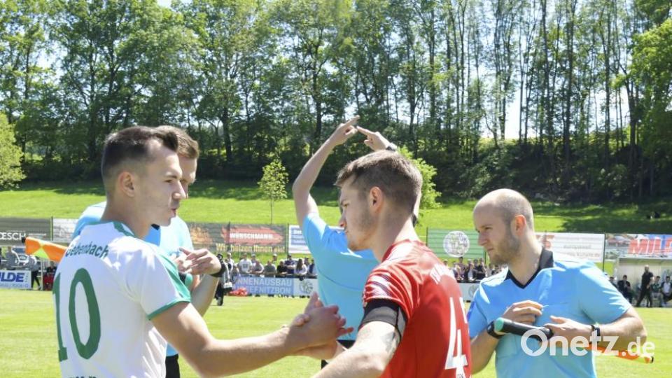 Händeschütteln vor dem Anpfiff Bild: zg