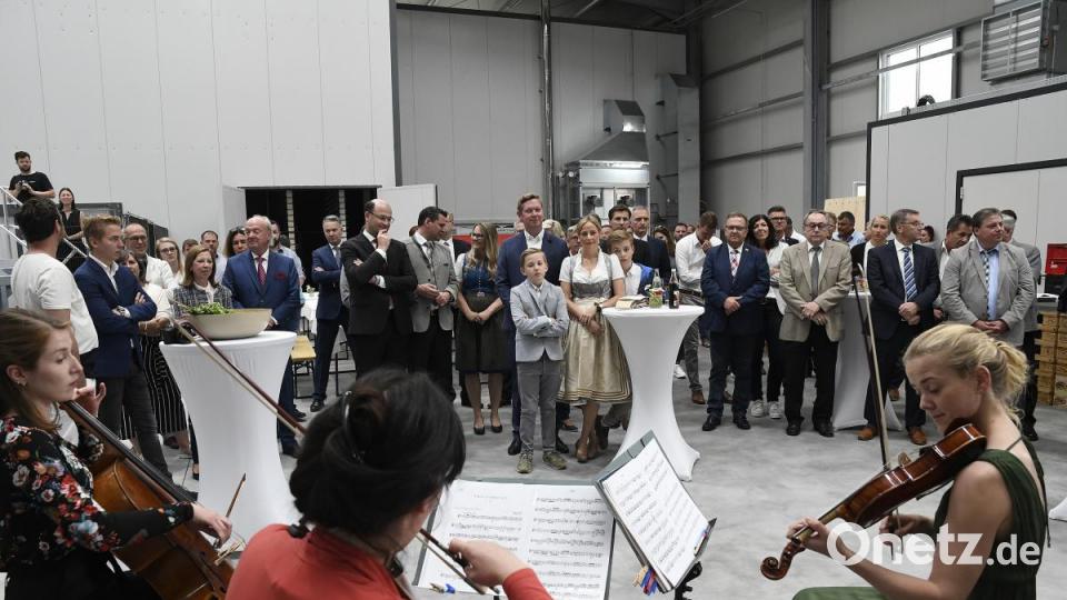 Festakt zur Einweihung der neuen Halle. Bild: Petra Hartl