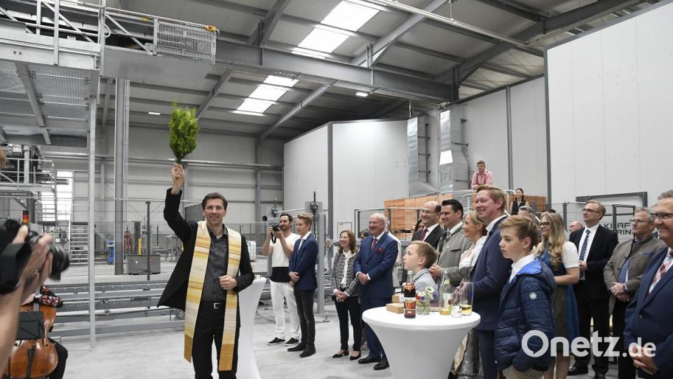 Festakt zur Einweihung der neuen Halle. Bild: Petra Hartl