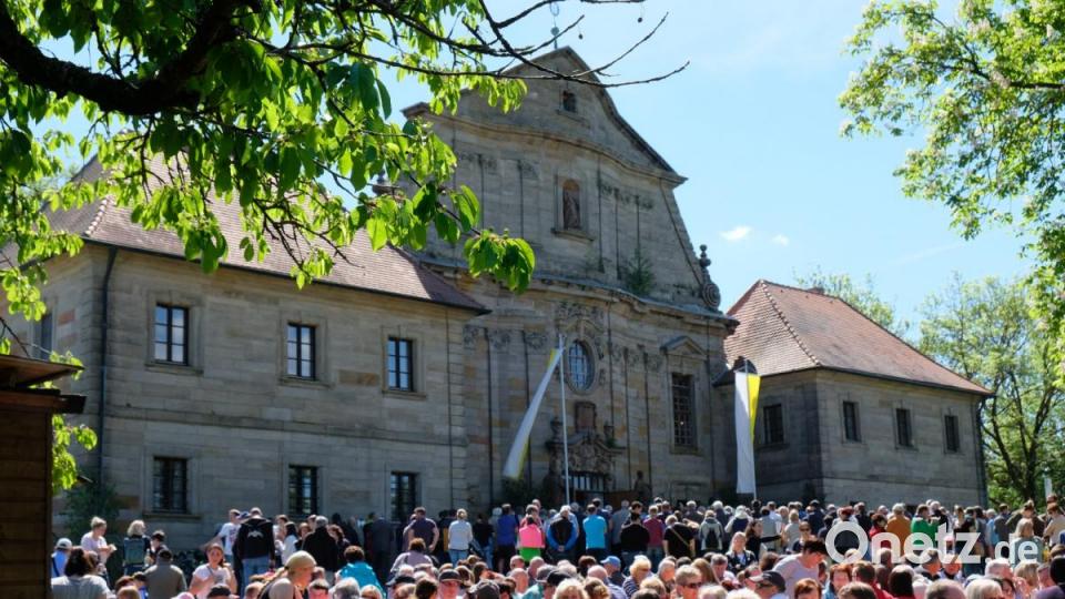 Vor einer beeindruckenden Kulisse genießen die vielen Besucher das Wetter. Bild: do
