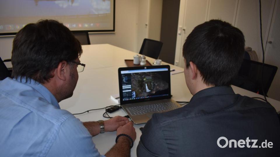 Johannes Grillmeier und sein Betreuer Frank Langguth vom Amt für Ländliche Entwicklung Oberpfalz machen einen virtuellen Rundgang durch die Felsenkeller Waldeck. Bild: Johannes Grillmeier