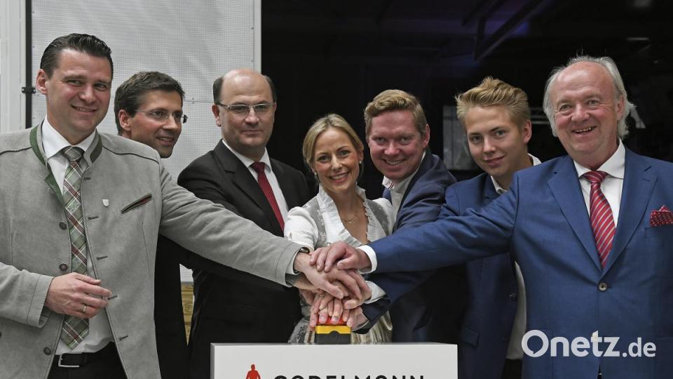 Festakt zur Einweihung der neuen Halle. Bild: Petra Hartl