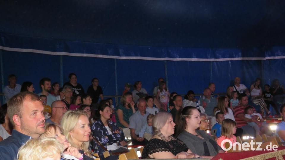 Viele Kinder und Eltern waren gekommen, um den Zirkus zu erleben. Bild: ubb