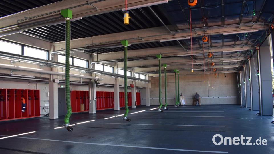 Noch ist die Fahrzeughalle im neuen Feuerwehrgerätehaus leer. Bild: szl