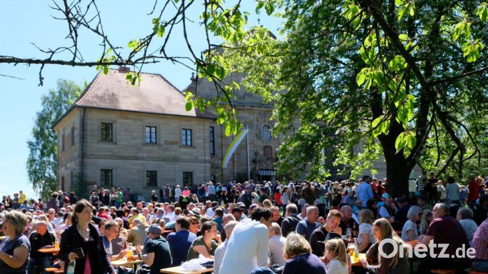 Vor einer beeindruckenden Kulisse genießen die vielen Besucher das Wetter. Bild: do