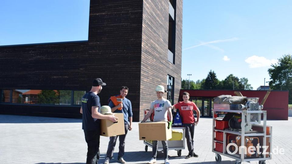 Der Umzug in das neue Feuerwehrgerätehaus ist fast geschafft: An Christi Himmelfahrt halfen Christian Nickl, Lukas Fenzl, Nico Blei und Erik Wolfrum (von links) noch fehlend Utensilien vom Lengenfelder Weg in die Mitterteicher Straße umzusiedeln. Bild: szl