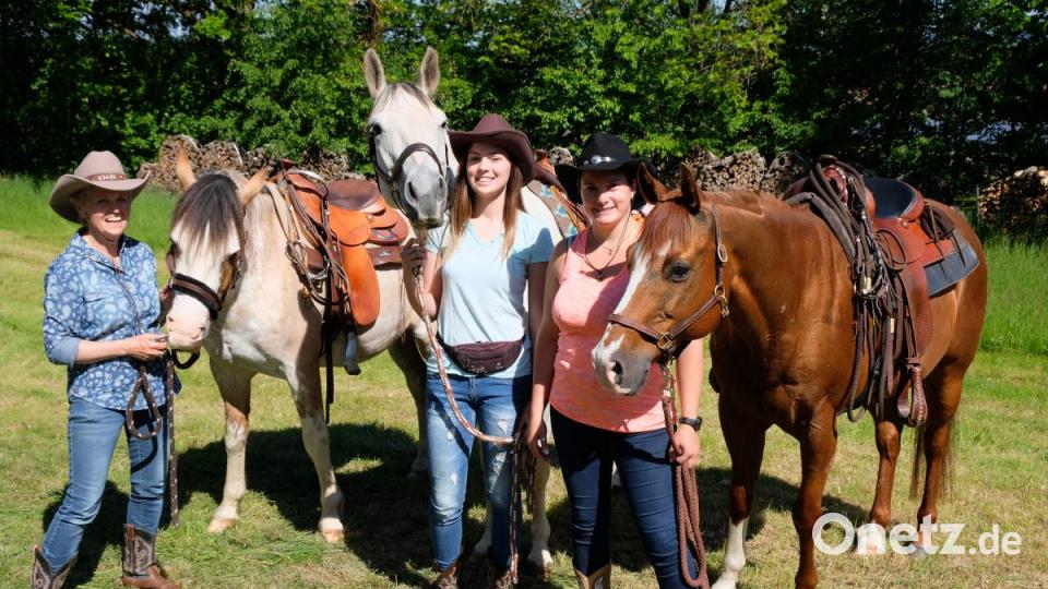Zu den Farbtupfern des Reiterfestes gehören die Western-Reiterinnen Elisabeth, Lea und Lisa mit ihren vierbeinigen Lieblingen Lucky, Luke und Diego. Bild: do