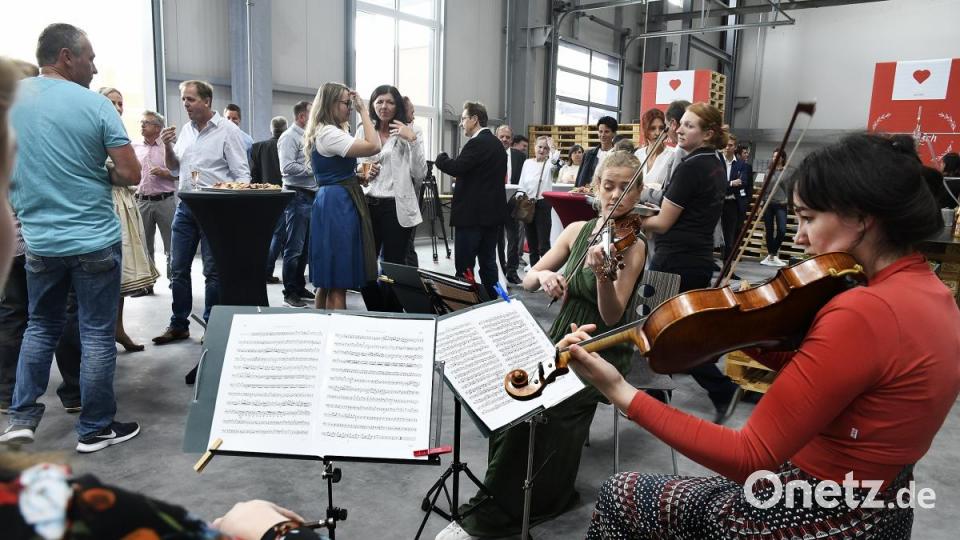 Festakt zur Einweihung der neuen Halle. Bild: Petra Hartl
