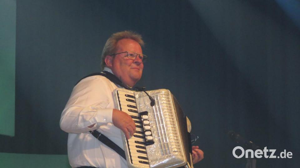 Bandleader und Moderator Peter Wölke interpretierte den Hit &quot;Anuschka&quot; am Akkordeon in einer eigenwillig konzertanen Spielweise. Bild: ubb
