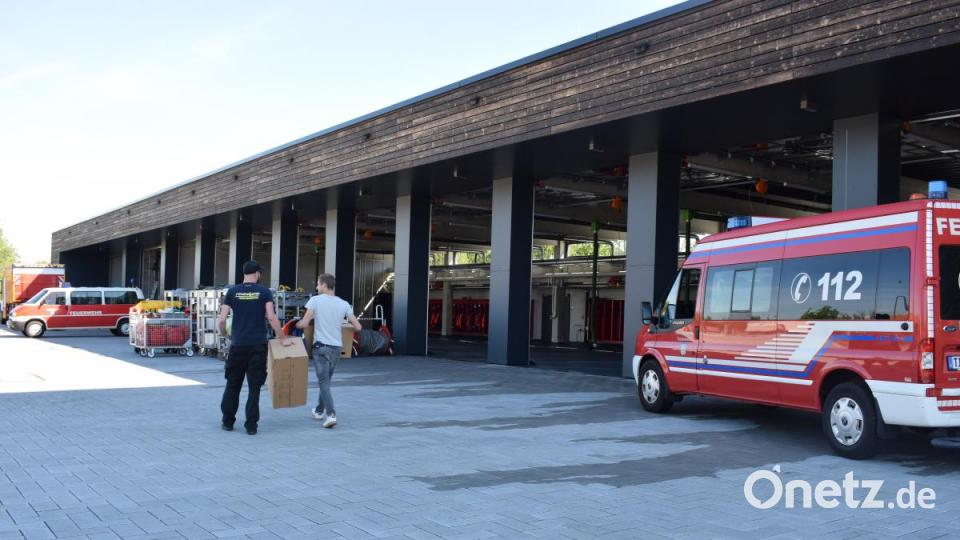Rund 50 Mann halfen beim Umzug der Gerätschaften und den Vorbereitungen zum Tag der offenen Tür mit. Bild: szl