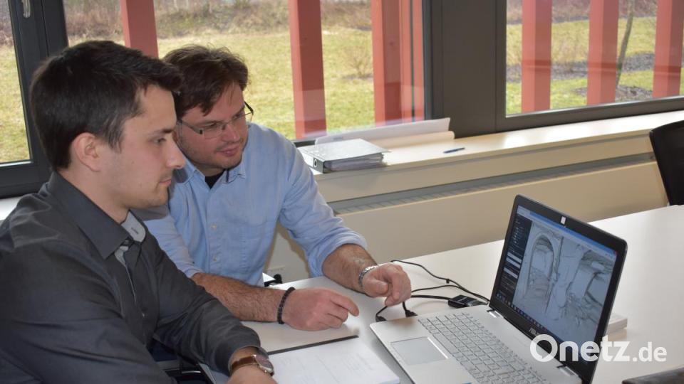 Auf dem Laptop einen virtuellen Rundgang durch die Felsenkeller am Schlossberg Waldeck machen: Vermessungsingenieur Johannes Grillmeier (links) macht das mit seinen zwei 3-D-Modellen möglich. Diese erstellte er im Zuge seiner Bachelorarbeit. Unterstützt wurde der 23-Jährige von seinem Betreuer Frank Langguth, Sachgebietsleiter für Land- und Dorfentwicklung am Amt für Ländliche Entwicklung Oberpfalz in Tirschenreuth. Bild: lue