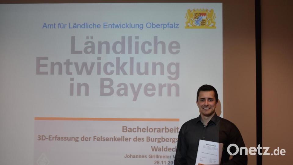 Stolz präsentiert Vermessungsingenieur Johannes Grillmeier seine Bachelorarbeit. Mehrere Monate arbeite er daran zwei 3-D-Modelle von Felsenkellern in Waldeck zu erstellen. Rund 50 Seiten umfasst sein Werk, dass mit einer 1,0 von der Hochschule Würzburg benotet wurde. Bild: lue