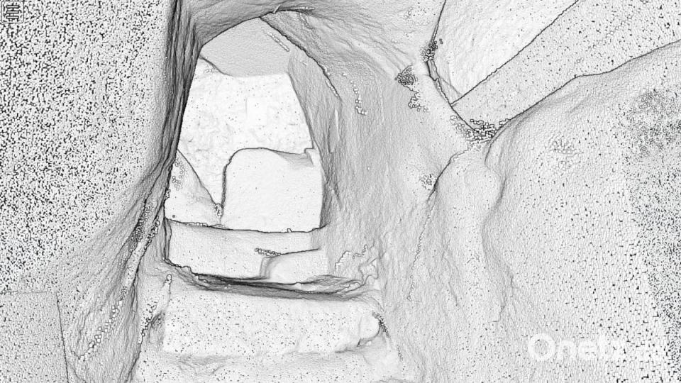 *Enge Gänge werden in einem Felsenkeller sichtbar. In Grillmeiers Modell bewegt man sich durch eine Punktwolke, also eine Darstellung, die sich aus verschiedenen Bildpunkten des Lasers zusammensetzt. Über eine Anwendung der Universität Wien kann sich der Betrachter frei durch den virtuellen Keller bewegen und verschiedene Stockwerke erkunden. Bild: Johannes Grillmeier