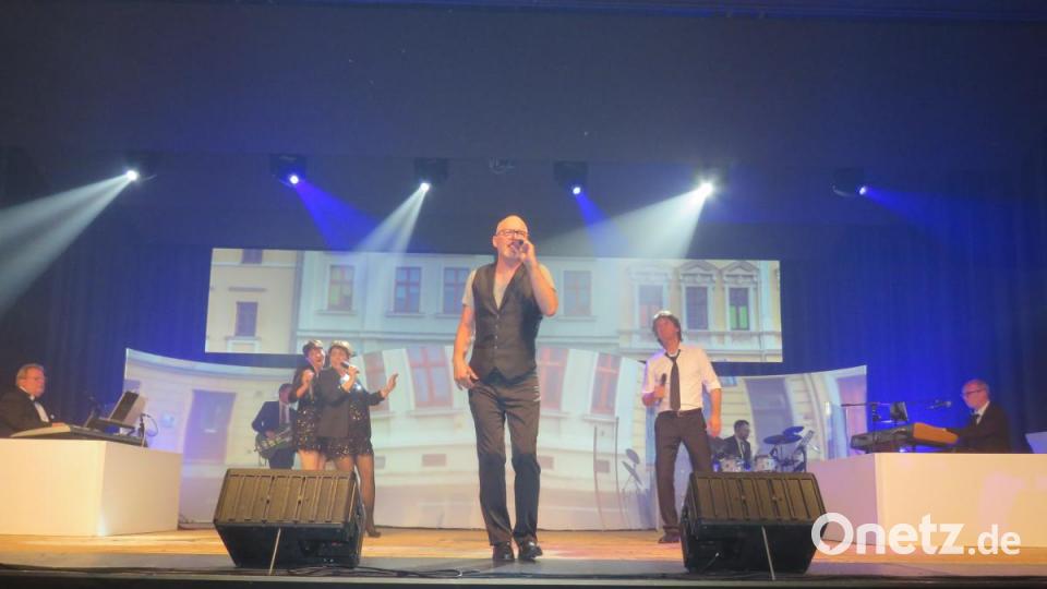 Bei der Musik-Revue „Merci Udo“ im Kettelerhaus präsentierten die Band um Peter Wölke und die Musical-Sänger alle Klassiker des Musikers Udo Jürgens. Bild: ubb