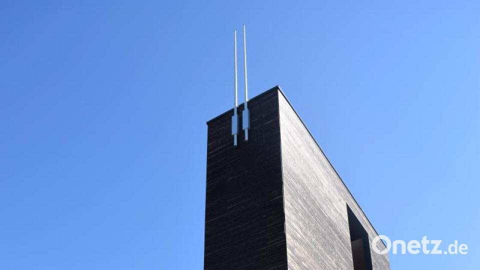 Der Umzug in das neue Feuerwehrgerätehaus ist fast geschafft: Am Feiertag halfen Christian Nickl, Lukas Fenzl, Nico Blei und Erik Wolfrum (von links) dabei, noch fehlende Utensilien vom Lengenfelder Weg in die Mitterteicher Straße umzusiedeln. Bild: szl