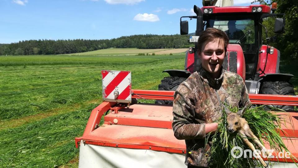Jäger und Drohnen-Pilot Mario Zeitler freut sich, dass wieder ein Jungtier vor dem Mähwerk gerettet werden konnte. Bild: exb
