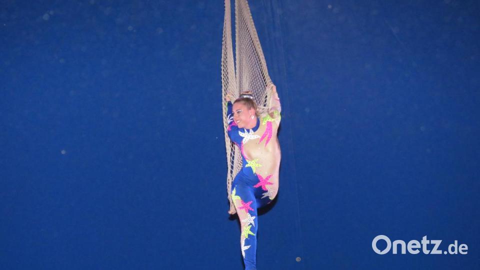 Akrobatik hoch oben im Zirkuszelthimmel. Bild: ubb