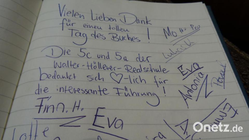 Im Gästebuch der Buchhandlung Dorner bedanken sich die Schulklassen für einen interessanten Besuchstag. Bild: hka
