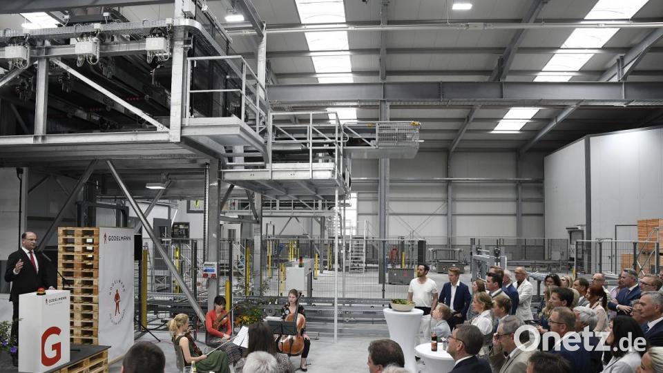 Festakt zur Einweihung der neuen Halle. Bild: Petra Hartl