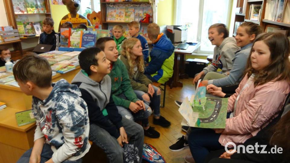 Die Kinder hatten bei ihrem Besuch viel Spaß inmitten all der Bücher. Insgesamt 550 Mädchen und Buben stürmten binnen sechs Wochen die Buchhandlung. Bild: hka