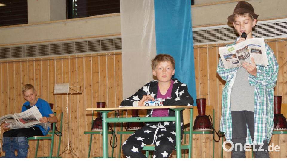 Die Lacher auf ihrer Seite hatten Schüler der Klasse 6b, als die Probleme beim Sketch „Das Telefongespräch“ immer größer wurden. Bild: weu