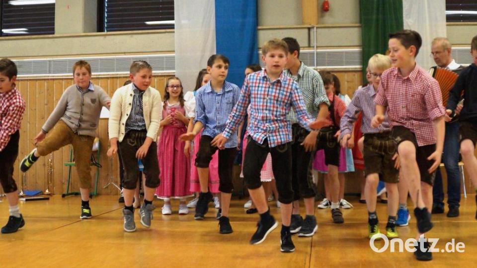 Die Vielfalt der Musik stellte die Doktor-Eisenbarth-Mittelschule beim Konzert in der Mehrzweckhalle in den Mittelpunkt. Dass auch Schuhplattln erfolgreich auf dem Lehrplan stehen kann, bewies die Klasse 5a bei ihrer Tanzdarbietung zu &quot;Rock mi&quot;. Bild: weu