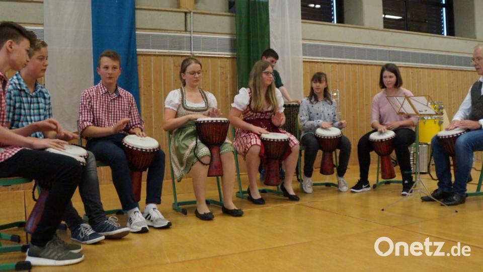 Exotische Klänge gab es beim Trommelstück des Musikkurses der Klasse 7/8. Bild: weu