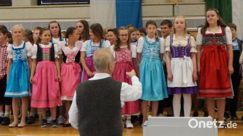 Zum Abschluss servierten die Bläsergruppe und der Chor der fünften Klasse Melodien zum Mitklatschen. Bild: weu