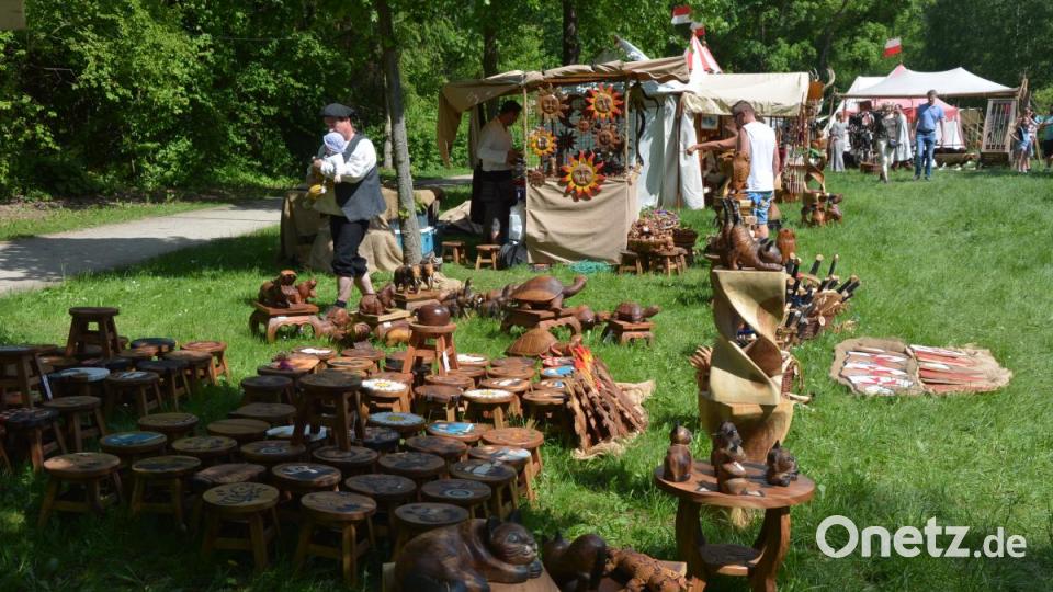 An den Marktständen gab es unter anderem vielfältige Kunstwerke aus Holz zu kaufen. Bild: jr