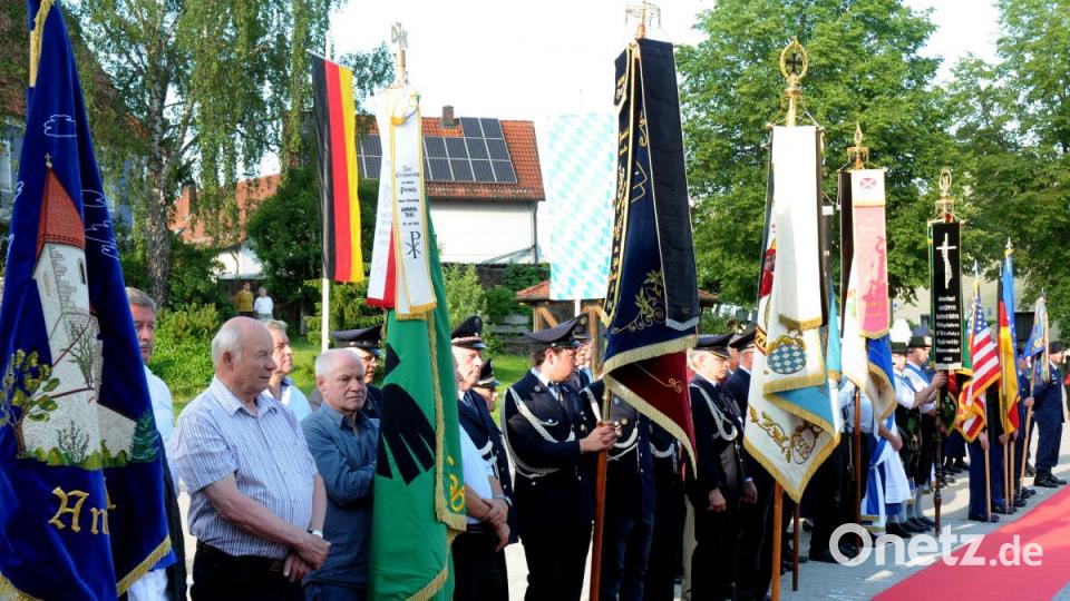 Die Fahnenabordnungen. Bild: Stephan Huber