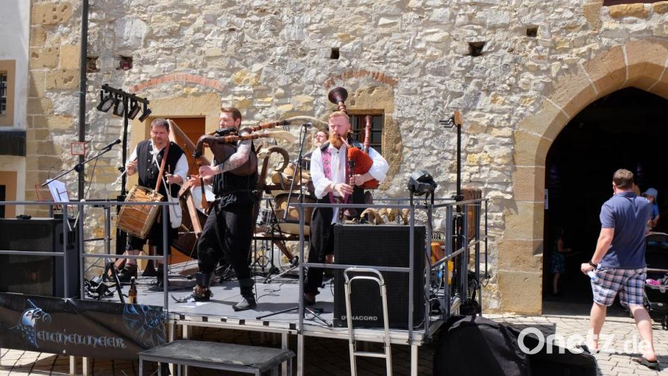 Die Spielleut-Eichenheer sorgten mit Dudelsackklängen für die passende musikalische Umrahmung des Ritterlagers. Bild: Stefanie Gradl