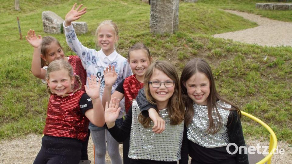 Nur fröhliche Gesichter gab es am Spielplatz. Bild: mmj