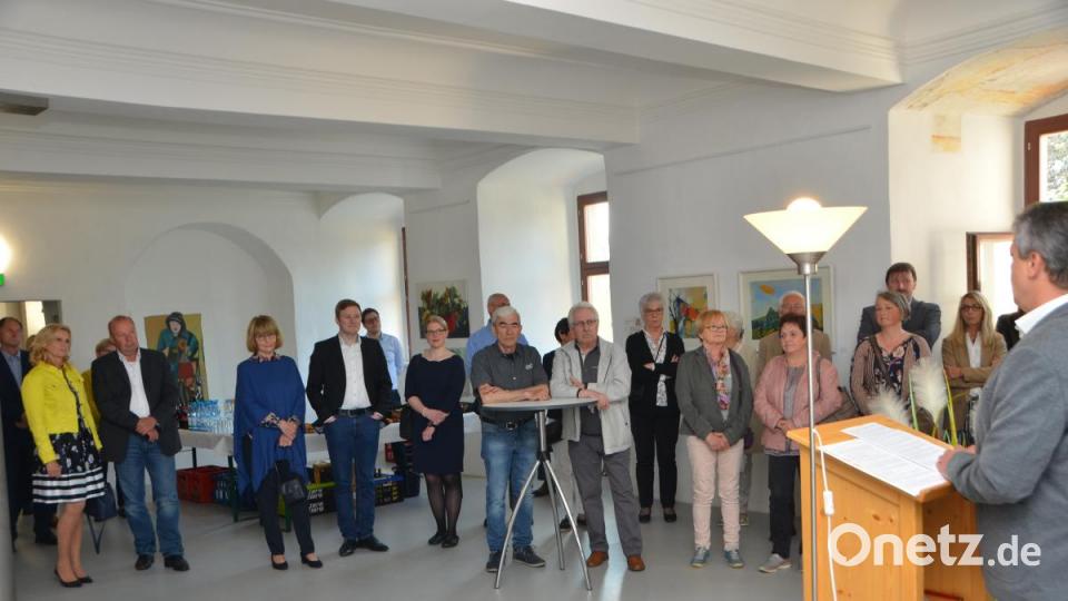 Bürgermeister Andreas Wutzlhofer (rechts) übernahm die Begrüßung der vielen Gäste. Bild: dob