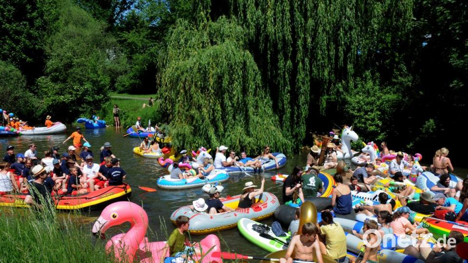 Bei strahlendem Sonnenschein lassen sich dutzende &quot;Vils-Piraten&quot; auf dem Wasser treiben. Endstation ist beim Luftmuseum - denn da geht es mit dem Feiern weiter. Bild: Stephan Huber