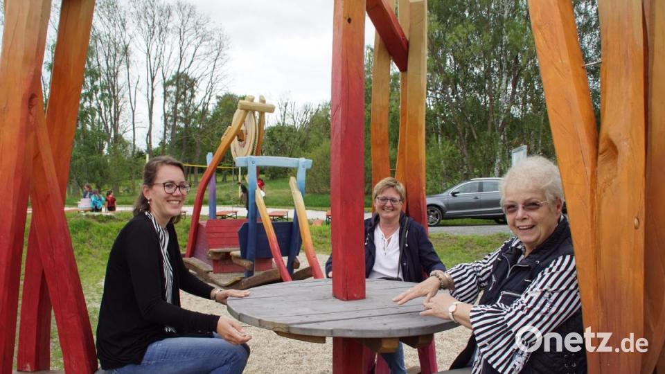 Stephanie Wischert und Eveline Seitz (von links), beide Landratsamt Schwandorf, testeten zusammen mit Seniorenbeirätin Ute Hierl so manche Spielgeräte. Bild: mmj