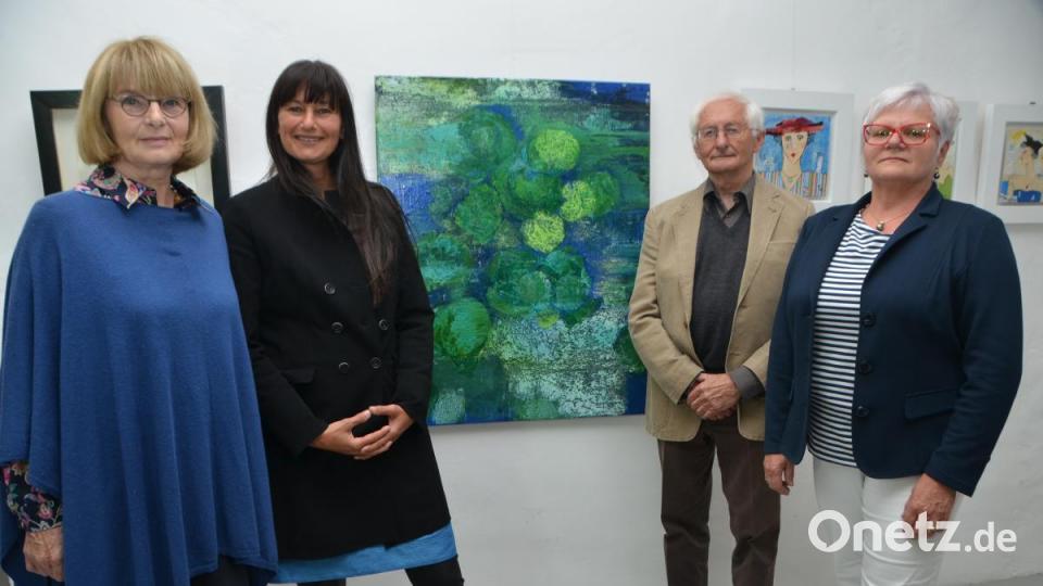 Ingeborg Posorski, Claudia Biller-Fütterer, Otto Dünne und Renate Kummert (von links) präsentieren bis 27. Juli in den Obergeschossen der Friedrichsburg ihre Werke. Bild: dob