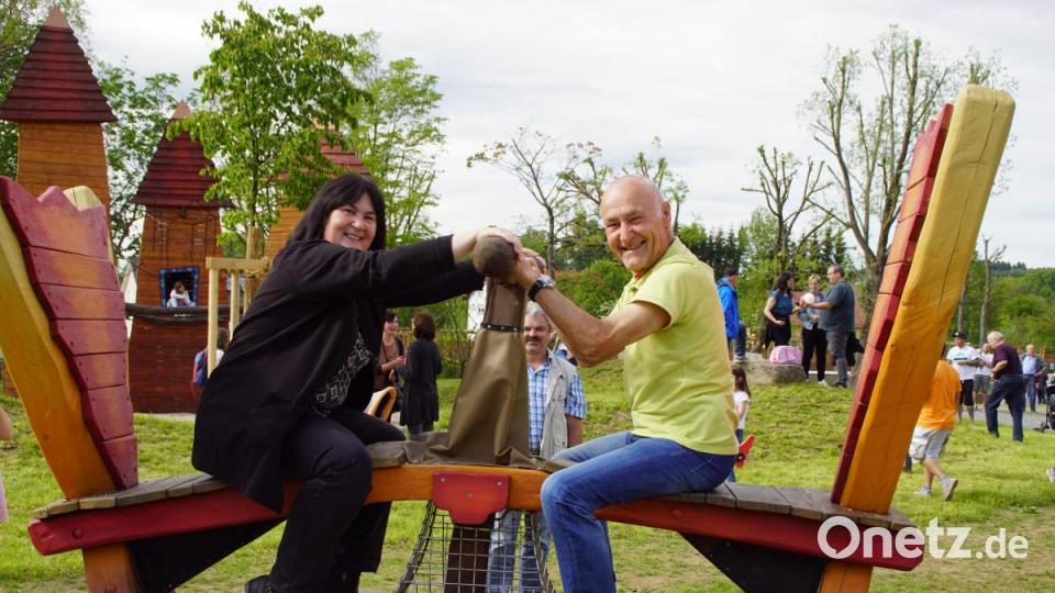 Bürgermeisterin Birgit Höcherl und Hermann Wallisch, Seniorenbeauftragter der Stadt, auf einem der "Jungformatoren". Bild: mmj