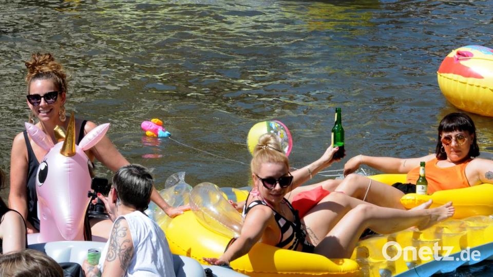 Bei strahlendem Sonnenschein lassen sich dutzende &quot;Vils-Piraten&quot; auf dem Wasser treiben. Endstation ist beim Luftmuseum - denn da geht es mit dem Feiern weiter. Bild: Stephan Huber